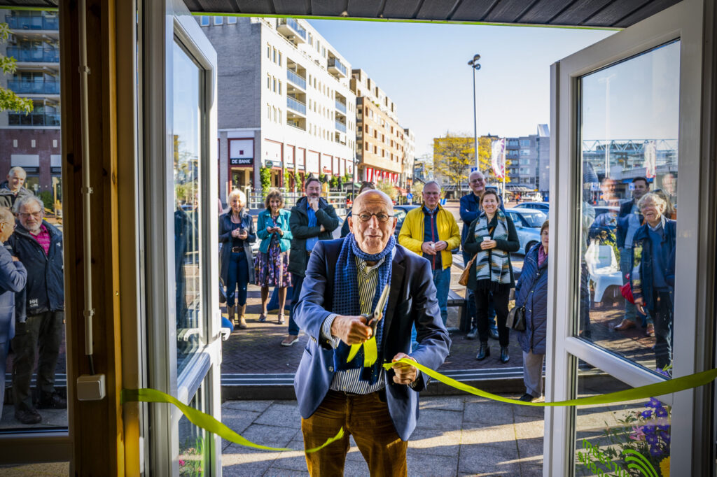 Wethouder Nico van Veen opent het Energieloket door het lint door te knippen