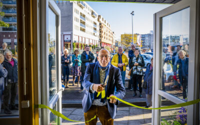 Wethouder Nico van Veen opent het Energieloket door het lint door te knippen