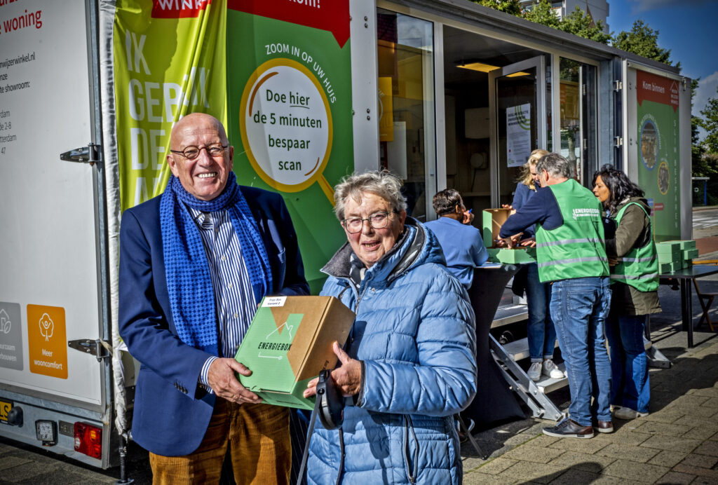 Wethouder Nico van Veen overhandigt Energiebox aan Capellenaar