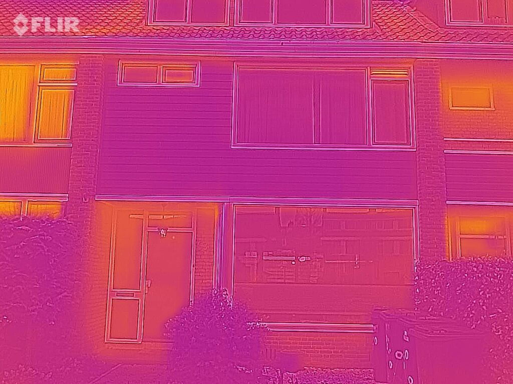 Warmtebeeld van een goed geisoleerde woning naast een slecht geisoleerde woning