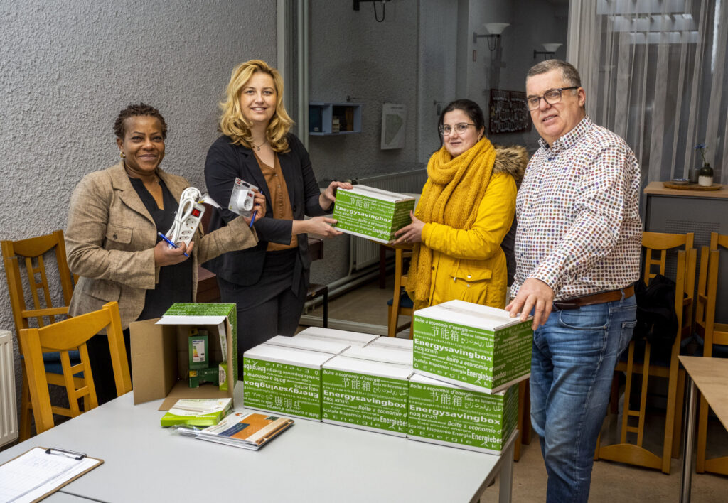 Wethouder Armoedebeleid Harriët Westerdijk geeft Energiebox aan Voedselbank cliënt