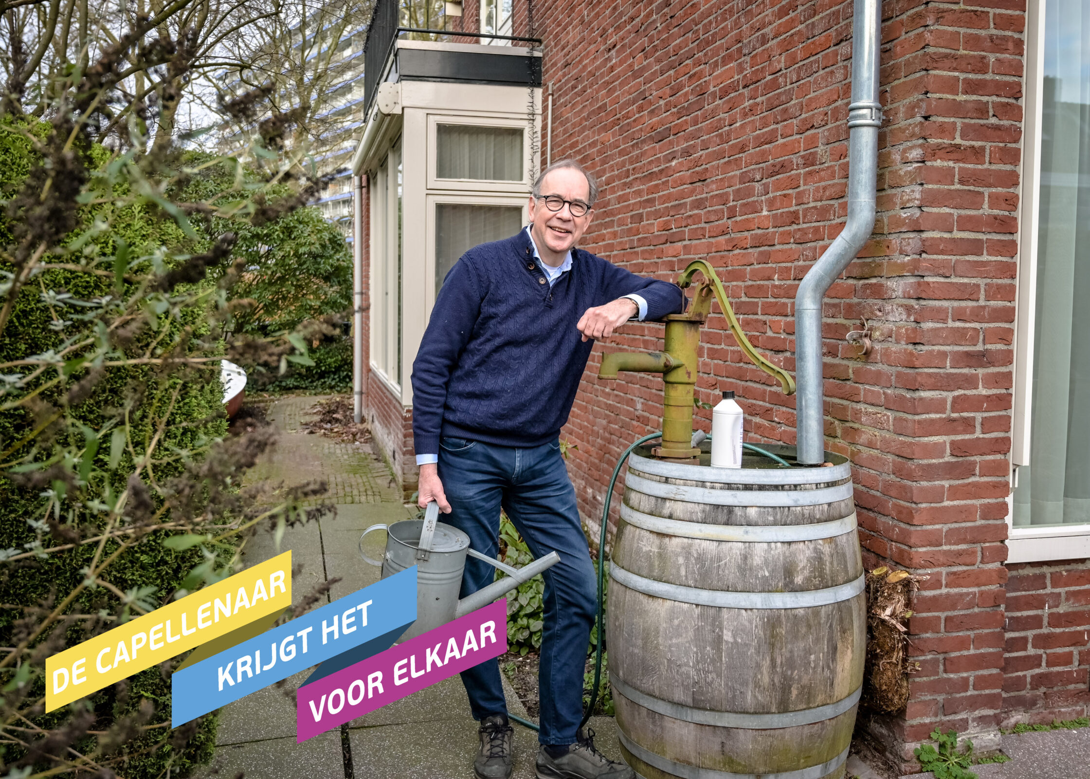 Lex Welter staat naast zijn regenton om regenwater op te vangen