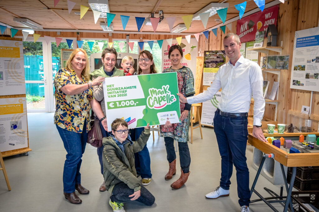 Wethouder Sjoerd Geissler reikt de cheque uit voor het duurzaamste initiatief 2022