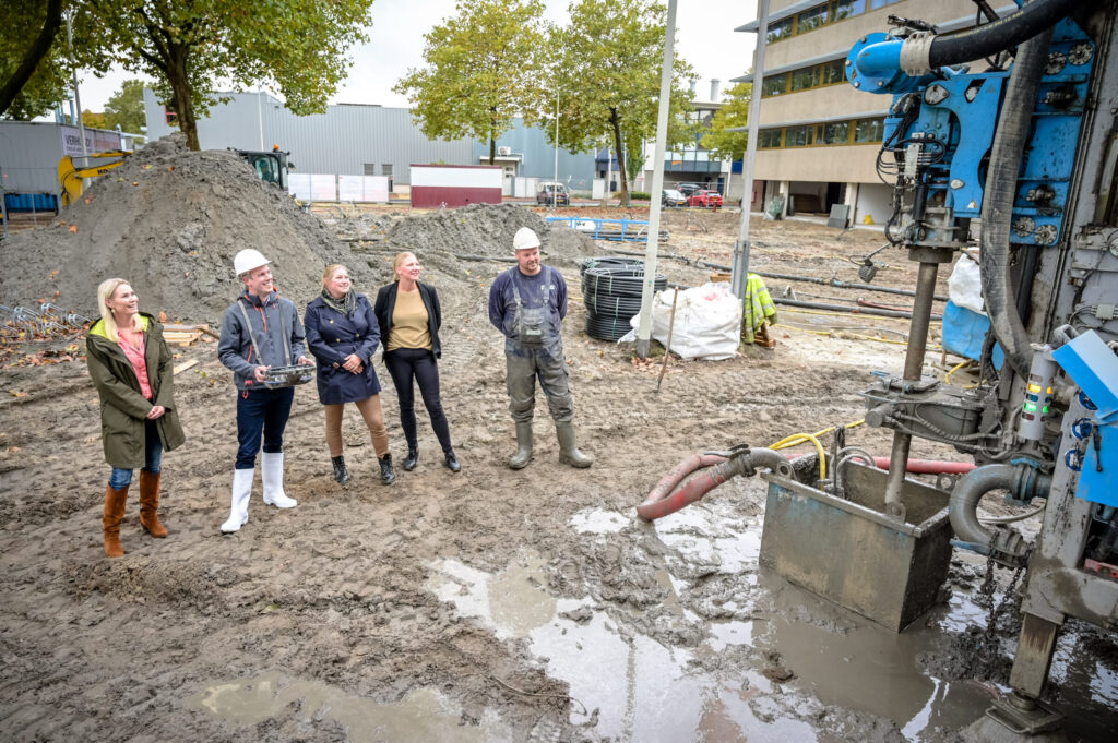 Wethouder Sjoerd Geissler bij boren bron Warmte/Koude opslag