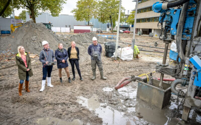 Wethouder Sjoerd Geissler bij boren bron Warmte/Koude opslag