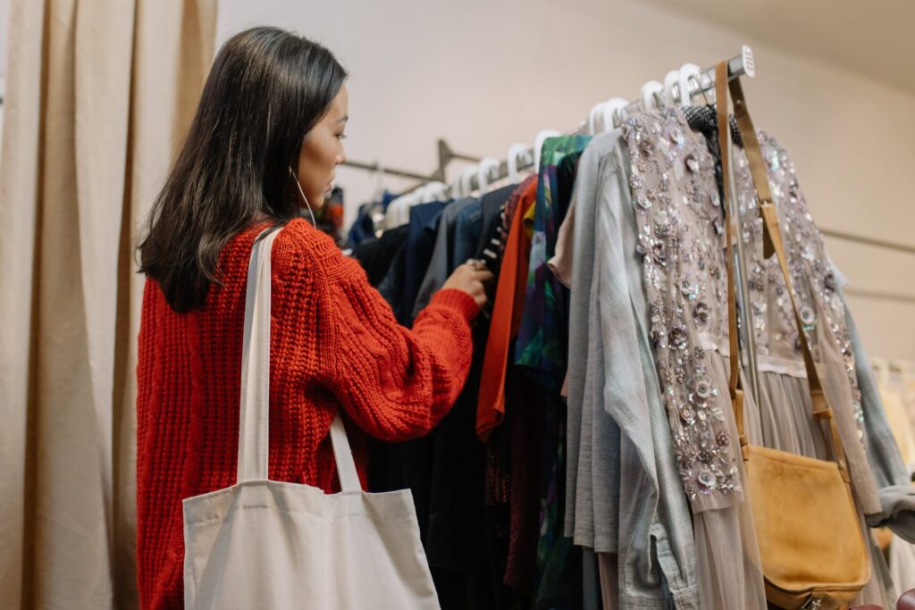 Vrouw shopt tweedehands kleding
