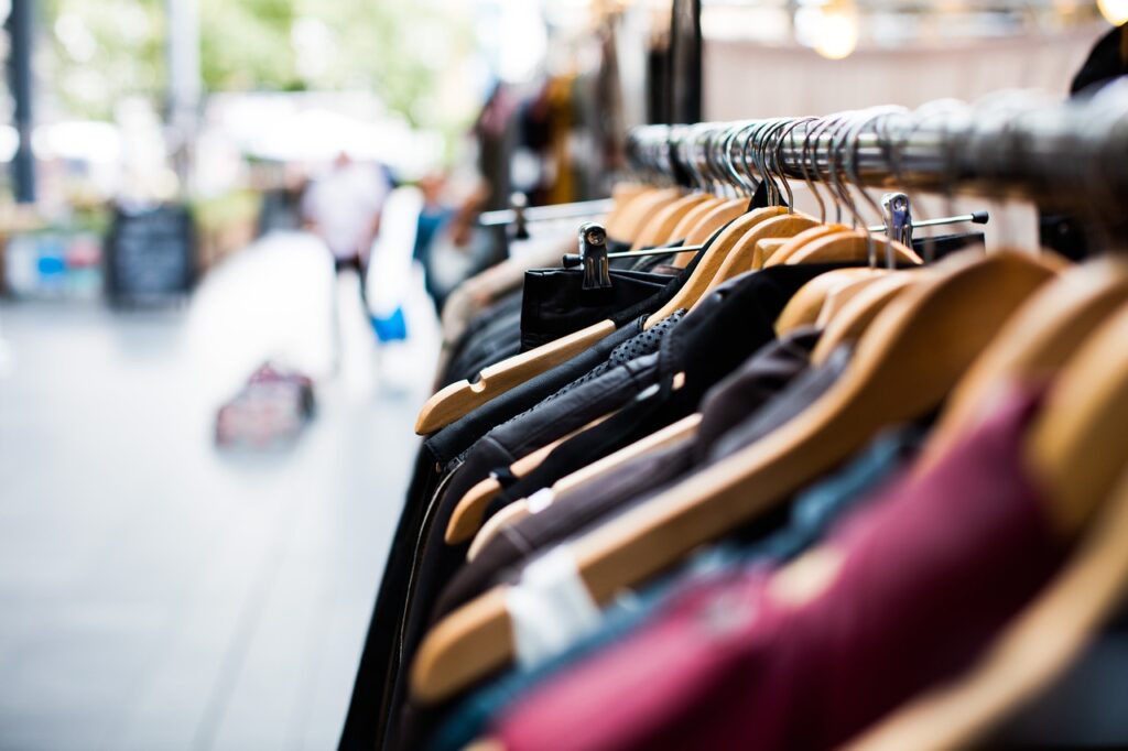 Rek met kledingstukken op hangers