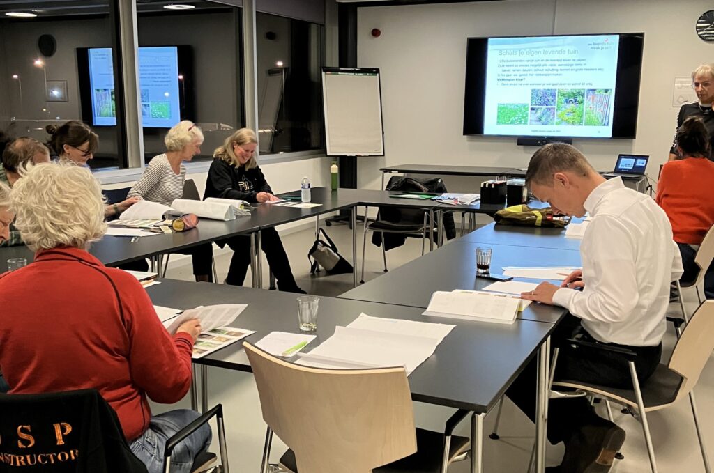 Capellenaren die tuinontwerpen tekenen voor een levendige tuin