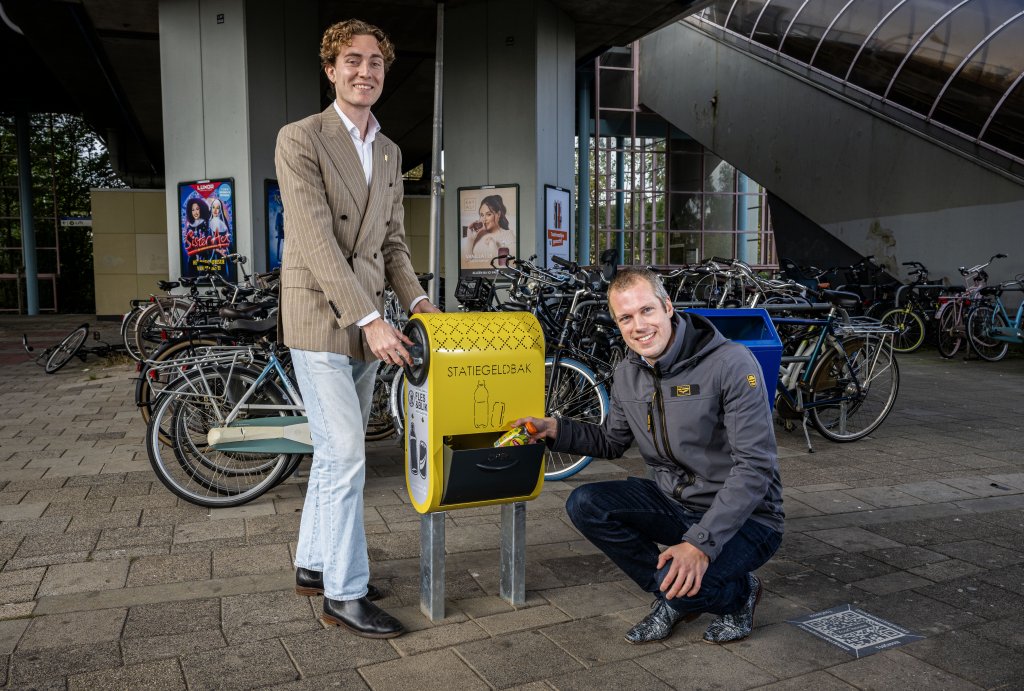 Wethouder Sjoerd Geissler met bedenker Pablo Cantatore bij een geplaatste statiegeldbak bij Metro Slotlaan