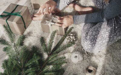 Mevrouw pakt cadeaus in