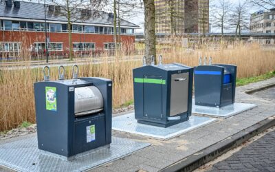 Ondergrondse container voor restafval, gft en papier op een rij, voor het gescheiden inleveren van afvalsoorten.