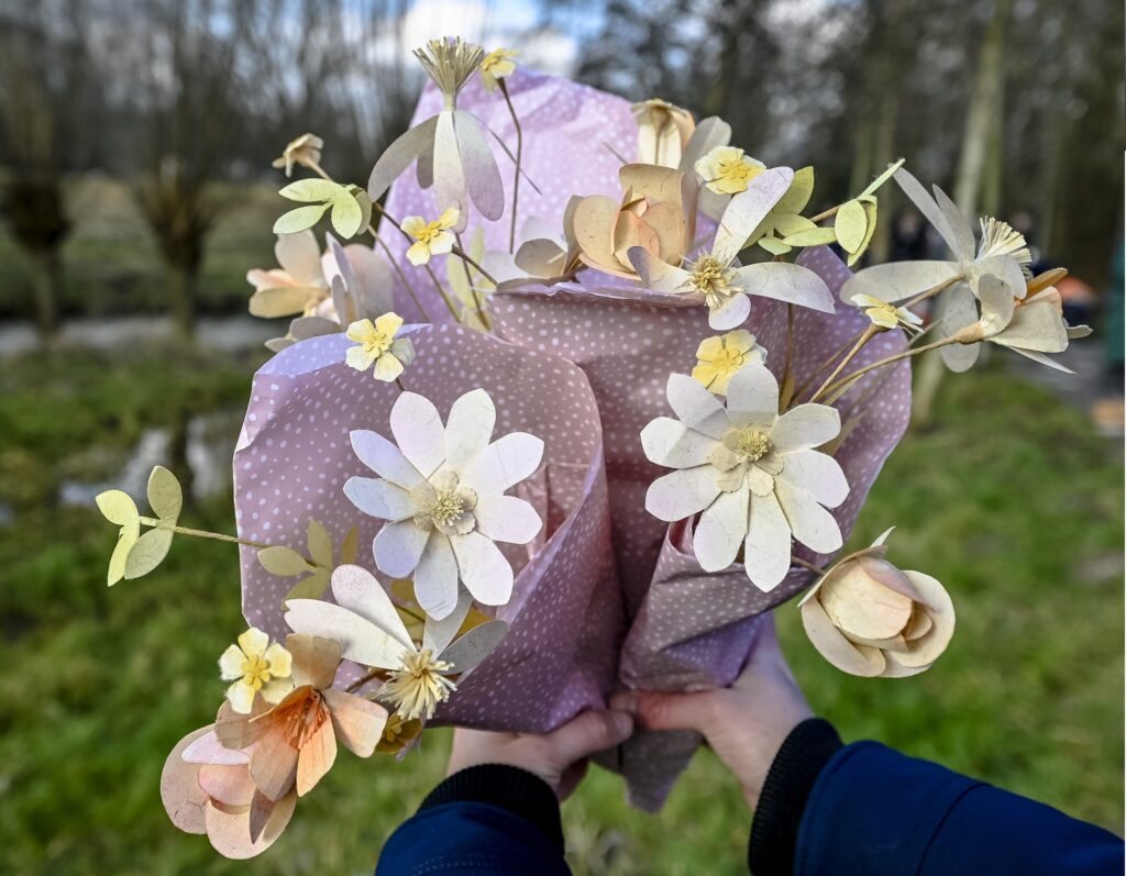 Boeket bloemen gemaakt van bermgras, dat weer verwerkt is tot papier en vervolgens tot bloemen