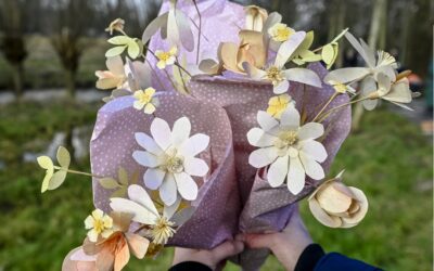 Boeket bloemen gemaakt van bermgras, dat weer verwerkt is tot papier en vervolgens tot bloemen