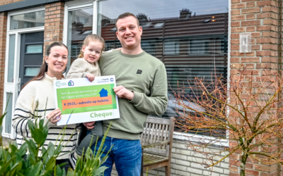 Familie Zevenbergen en een cheque met CIP-subsidie.