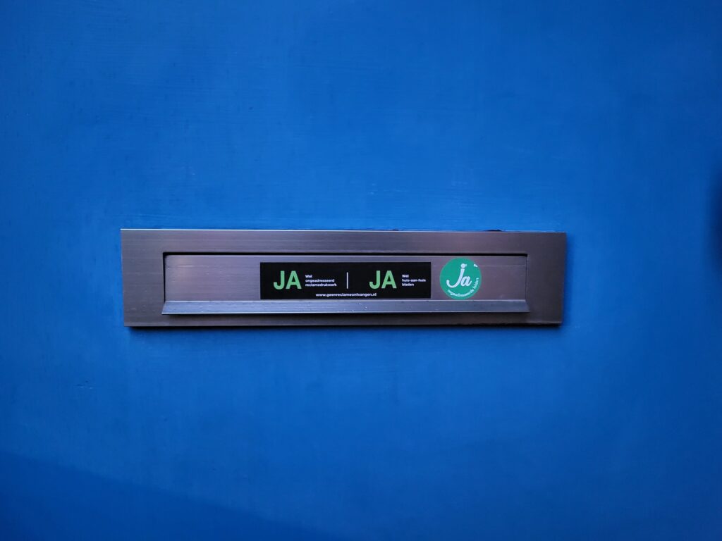 Ja-stickers op de brievenbus