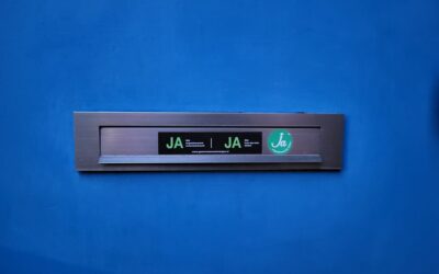 Ja-stickers op de brievenbus