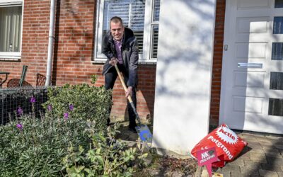 Wethouder Sjoerd Geissler wipt tegels in Capelse tuin voor het NK Tegelwippen