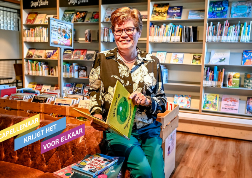 Ingrid Buijs zit op de bank in de bibliotheek met boeken om haar heen en ze heeft er een vast