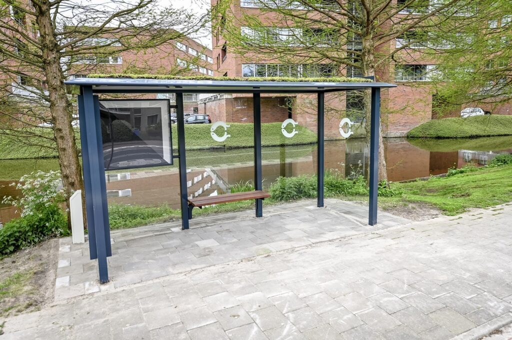 Bushokje met gerecycled aluminium en glas en een groen dak met sedumplantjes.