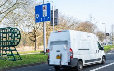 Bestelbusje rijdt in Rotterdam langs een verkeersbord over de zero-emissiezone.
