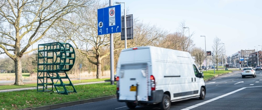 Bestelbusje rijdt in Rotterdam langs een verkeersbord over de zero-emissiezone.