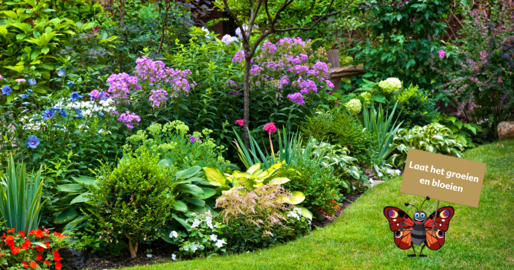 Tuin met verschillende planten en vlinder met bordje met tekst erop laat het groeien en bloeien
