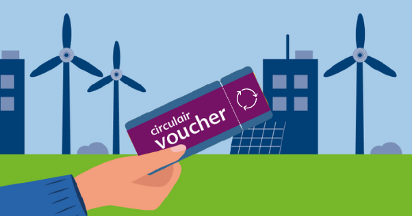 Hand die een voucher omhoog houdt met een bedrijf en duurzame energie op de achtergrond