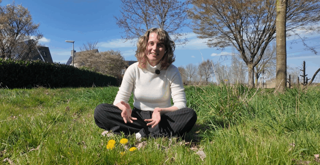 Tessa zittend in het gras