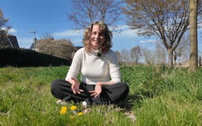 Tessa zittend in het gras