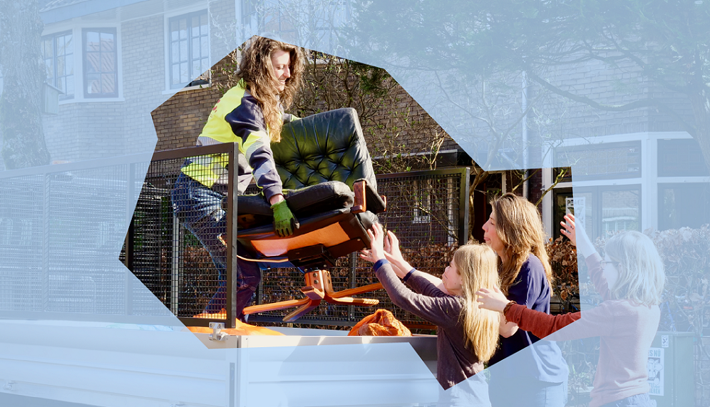 Iemand tilt een stoel uit een wagen en geeft deze aan twee andere personen om opnieuw te gebruiken