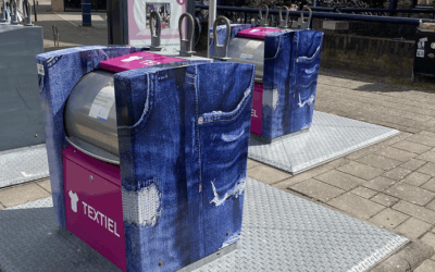 Textielcontainer met stickers van spijkerstof