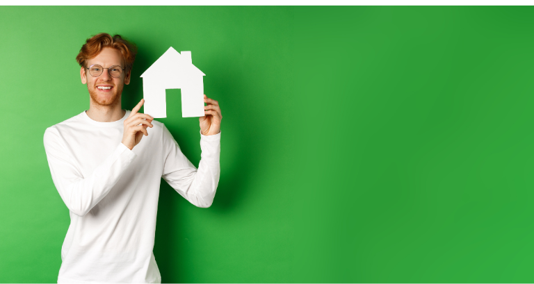 Man met afbeelding van een huis in zijn handen