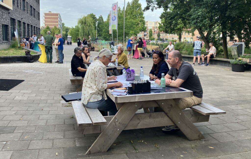 Capellenaren winnen advies in voor het vergroenen van hun tuin bij tuinontwerpers en informatietafels