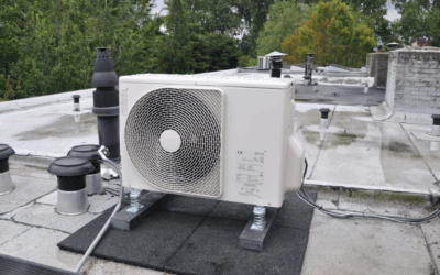 Buitenunit van een warmtepomp op het dak.