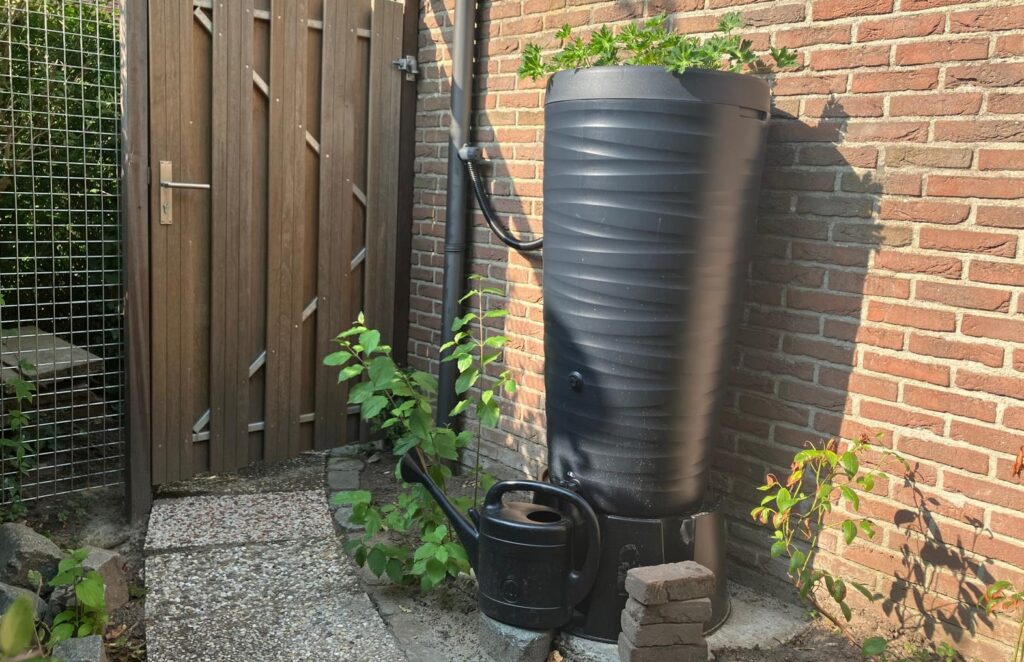 Aangesloten regenton met gieter erbij