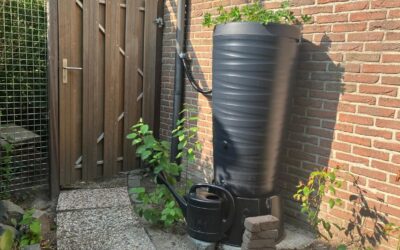 Aangesloten regenton met gieter erbij