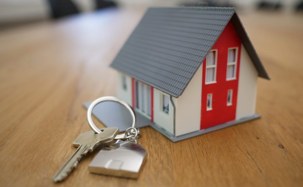 Speelgoed huisje met een huissleutel ervoor.