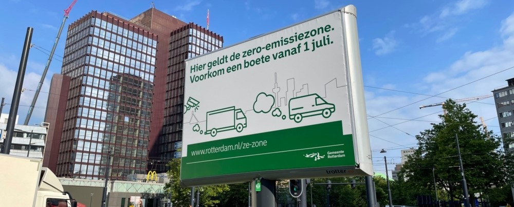 Bord op de Coolsingel in Rotterdam waarop staat dat er vanaf 1 juli een zero-emissie zone geldt.