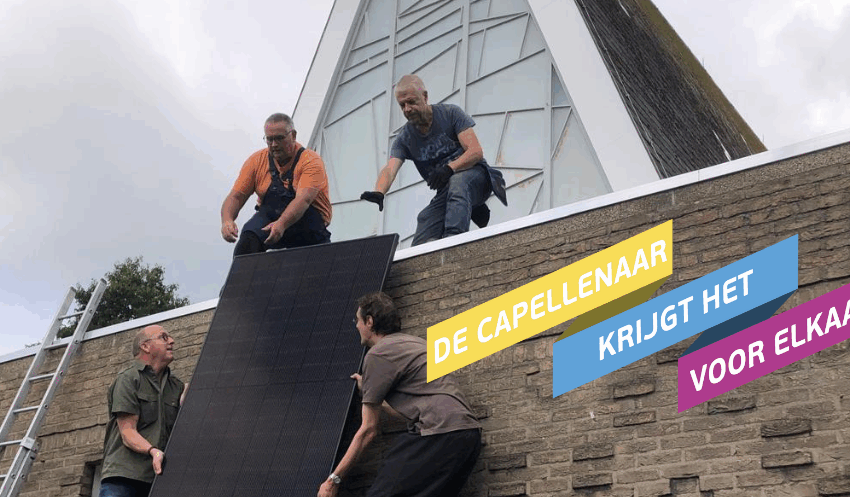 Vier mannen tillen een zonnepaneel op het dak van de kerk.