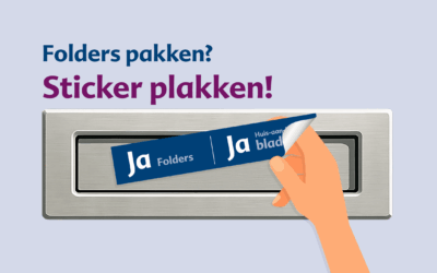 Folders pakken? Sticker plakken! Een hand die een ja-sticker op de brievenbus plakt.