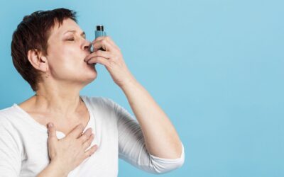 Vrouw met astma gebruikt een puffertje.