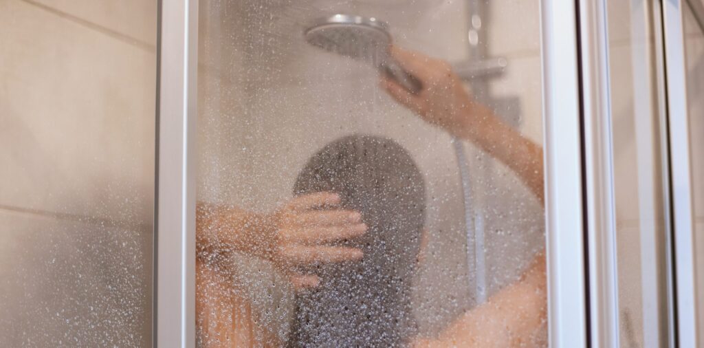Vrouw onder de douche.