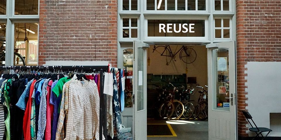 Winkel met spullen die hergebruikt worden, zoals kleding en fietsen.