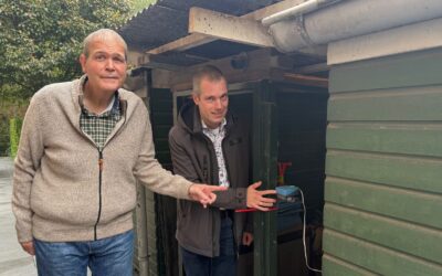 Ton Hoppener toont wethouder Sjoerd Geissler de sensor in zijn achtertuin in Schollevaar.