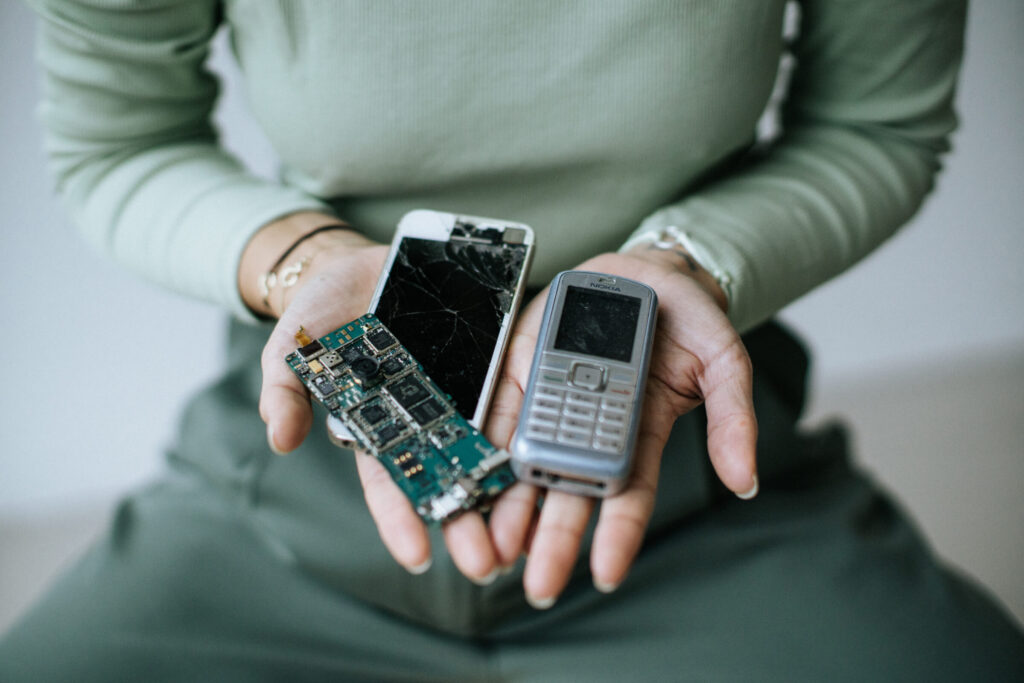 Iemand die telefoons laat zien in de handen