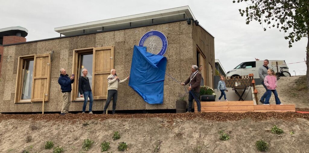 Aan de muur van het nieuwe clubhuis valt een vlag naar beneden, dat het logo onthult.