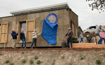 Aan de muur van het nieuwe clubhuis valt een vlag naar beneden, dat het logo onthult.