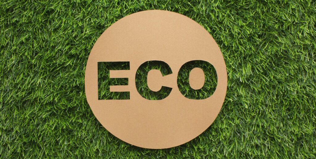 De tekst ECO met op de achtergrond gras.