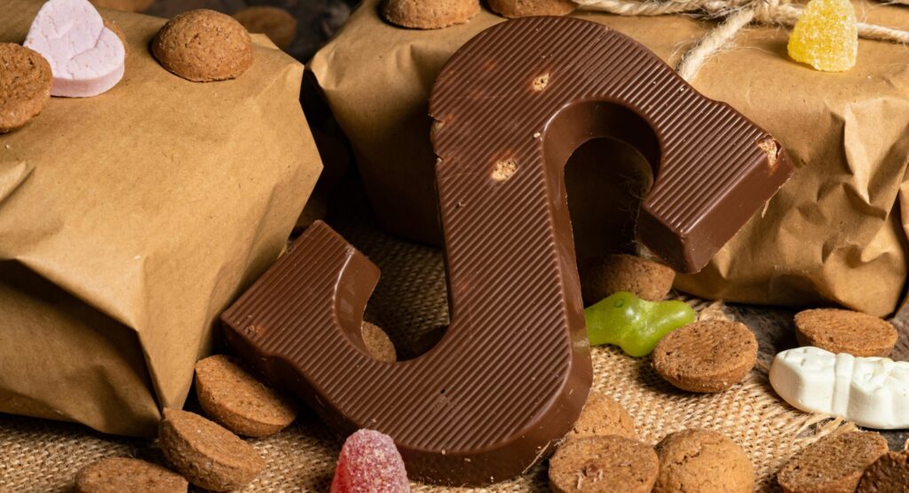 S chocoladeletter en strooigoed erom heen