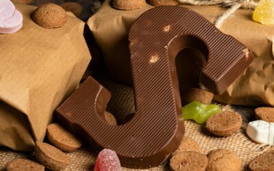 S chocoladeletter en strooigoed erom heen